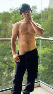 with some help, my body and skin look much better. 🫶🏻😚 de Liam_Chameliam  3 Imagens