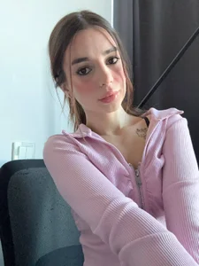 LauraHansil This lavender color makes me so cute🤩🙃 Immagine  3