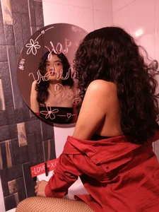 MirandaLawrens_: Hot n' red ( 5 фото)