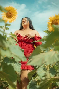 BiancaFollerach photos with beautiful sunflowers 🌻 Pic 3