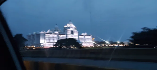 Akhil-Telugu Public Immagine  3