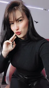 LucianaTomson A model 🤌✨️💜 Pic 9