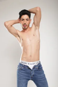 fabrizzio__I want you to lower the zipper Bild 9