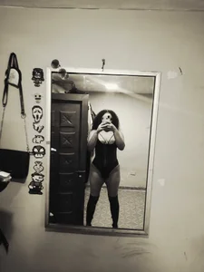Laura77_🖤图片 2