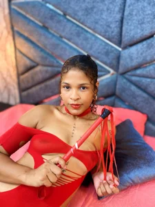 IVISBOUNCYASS How good does the red look on me? Foto 2