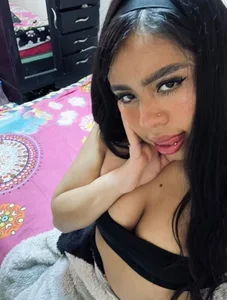 miaa_hot_Public Bild