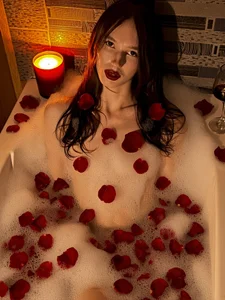 I love wine in the bath with rose petals de JenniferRousey Foto 4