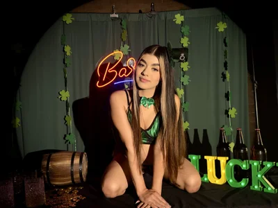 Antonella_west 🍀 They say touching a four-leaf clover brings good luck... Want to give it a try?🍀 Immagine  6