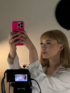 KateDolphin Who is in the frame ?? princess?? Immagine  2