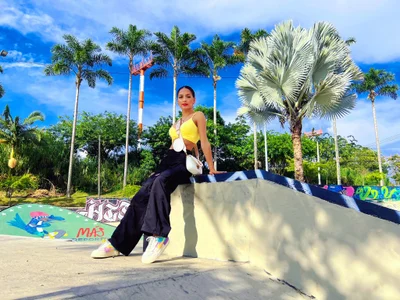 elliesantos_ Public Pic 3