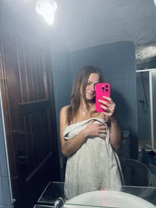 selenaluvvのshower timeの 3枚の写真