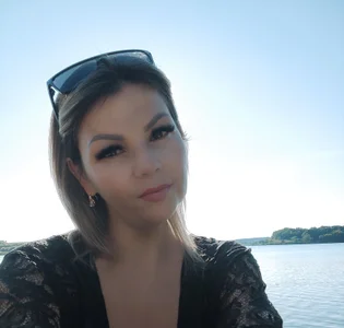 QueenCartyes Public টি ছবি