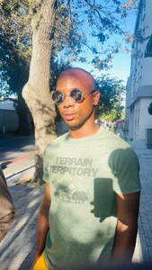 hanging outside de zukozuks  Imagens