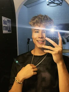 I’m Santi od santicatx  6 snímek