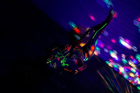 sarah_banks1 neon Pic 6