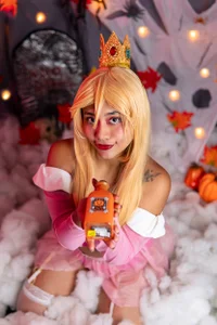 laurasmith_ Happy Halloween from your sexy peach princess Immagine  2