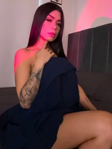 JanyLunaaBetween light and shadow图片 4