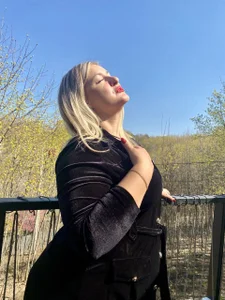 NikaSkylinkSpring walk图片