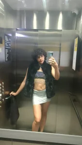 DesireLola: Public ( 2 фото)