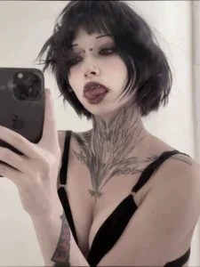 nyx_0_0_ My tongue in two Foto 4