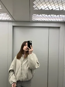 LeanneDinkle almost stuck in the elevator slika