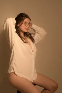 liiliie_petite Sexy girl Pic 3