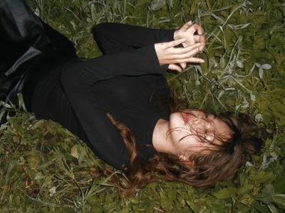 LilMonyy Touching warm grass slika 2