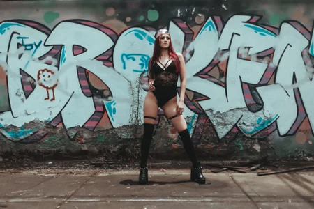 babi_vale between broken walls and strong curves Pic 8