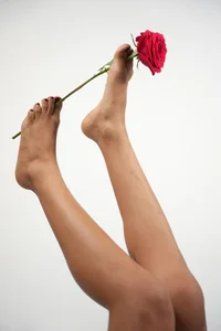 roxxy_white Roses on feet🌹 Pic 2