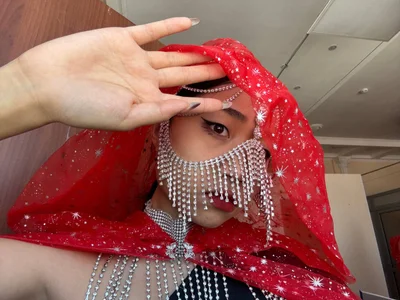 SweetMiaXOin a red suit ❤️ Bild 2