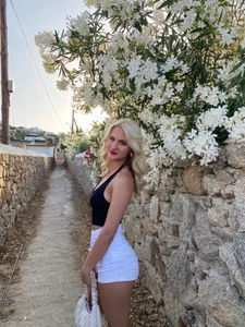 ChloeCoral: Public ( 3 фото)