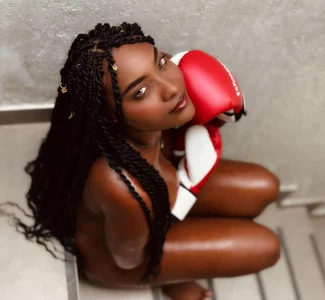 Coral_Lise Sexy black and strong Pic