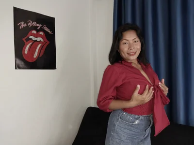 Busty-Thaiger Thaiger on the Sofa in a Mini Skirt and a Red Top 사진 4