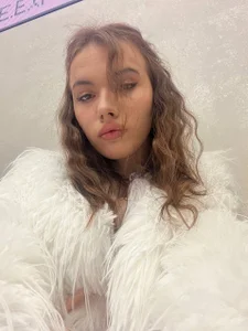CeyaLierのIn a white fur coatの 4枚の写真