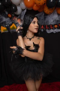 LuciaBeltrann Sweet as a swan, dangerous as the night. 🖤🦢 Pic 4