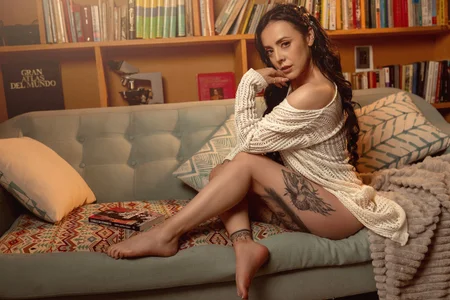 AndreaValenciaHer Secret Hours Bild 3