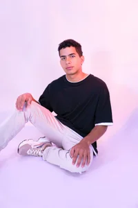 Noah_Greenhartt 💣 Relax… I’m in control. Pic 3