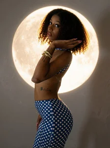 YayaHilton Yaya on the Moon Hình 3