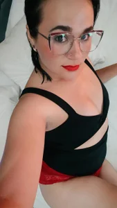 Sienarosewood The Energy In Here Is Different. No Cap ⚡🧢 Immagine 