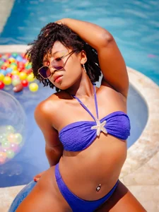 Every drop on my skin is a wish I want you to fulfill… Ready to get wet together? 💦😽🔥 de EmmaSanzz_  6 Imagens