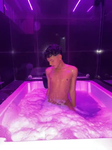SammyMillers 💋 Hot water, soft skin, and naughty thoughts. Pic 5