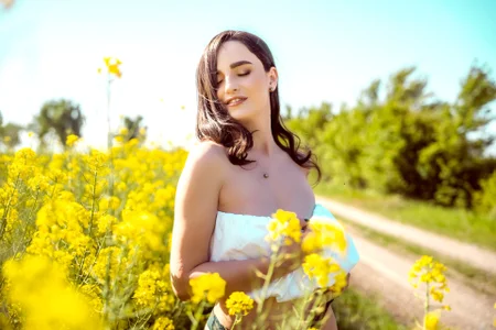 AnnaHarperX kullanıcısının Yellow teasing albümü -  2 fotoğraf