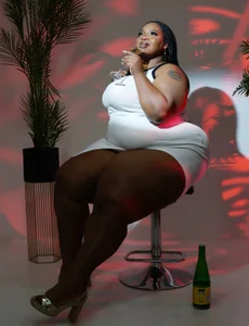 Bigasshott_ BETWEEN CURVES AND FANTASY Pic 5