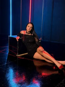 In the neon lights 🤩 de Mia_Marry  7 Imagens