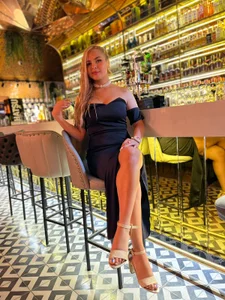 brianahill_ briana in bar Bilde 2