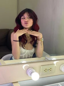 april_bennettのKisses in front of my favorite mirror, next to your favorite girl😍の 2枚の写真