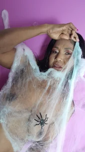 Mature woman playing with spider webs de Tifanny_Love33  Imagens