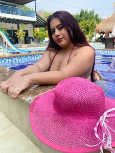 naatashamendozaa Nothing better than a refreshing bath 💦 Pic 6