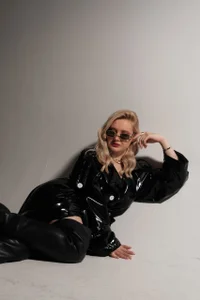 oliviabr0wn0 The men in black are on the phone Pic 3