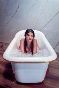 bonnie-love bathtub and bubbles Pic 2